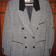 Отдается в дар Женский плотный пиджак с бархатным воротником. Размер 40-42.