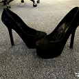 Отдается в дар Туфли 35,5 размер замшевые черные на высоком каблуке