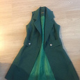 Отдается в дар Стильная жилетка размер S-M Ткань костюмка. Цвет темно-зелёный. Длинна 88 см. ОГ — 90 см. ОТ — 72 см. Состояние новой.