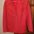 Отдается в дар Женский красный пиджак 42 размера, на средней полноты женщину.