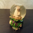 Отдается в дар Стеклянный снежный шар с овечкой.