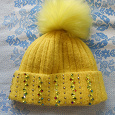 Отдается в дар Теплая женская шапка ярко-желтого цвета
