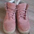 Отдается в дар Розовые ботинки под Тимберленды