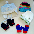 Отдается в дар Детские шапочки года на 1,5-2 и рукавички