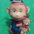 Отдается в дар Маленькая сувенирная статуэтка обезьянки с мишкой на руках