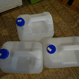 Отдается в дар Три пустых 10-литровых канистры для воды.