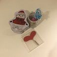 Отдается в дар Подарки на Новый год: штопор Сердце, кружка с игрушкой и коробка Снеговик