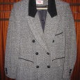 Отдается в дар Женский плотный пиджак с бархатным воротником. Размер 40-42.