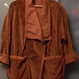 Отдается в дар Женская верхняя одежда: куртка двусторонняя коричневая (терракотовая) р.50-52 и плащ-ветровка выше колена примерно на 10-15 см, цвет темного шоколада 48-50 размера