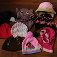 Отдается в дар осенние и зимние шапки на девочку (5-8 лет)