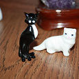 Отдается в дар Черная кошка, белый кот — фигурки