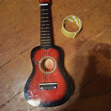 Отдается в дар гитара игрушечная