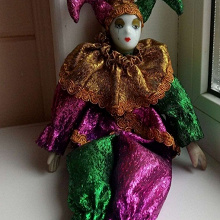 Отдается в дар Кукла шут Mardi gras jester doll