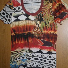 Отдается в дар Летняя эффектная яркая футболка с африканско-тропическим орнаментом, размер 44, отличное состояние.