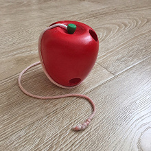 Отдается в дар Игра-шнуровка «Яблоко с червячком»