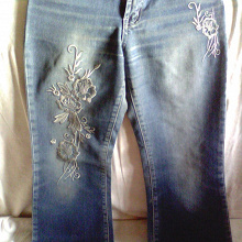 Отдается в дар женские джинсы с вышивкой р.26