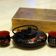 Отдается в дар Коллекционный набор чайник фарфоровый и две чашки