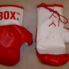Отдается в дар Детские боксерские перчатки.