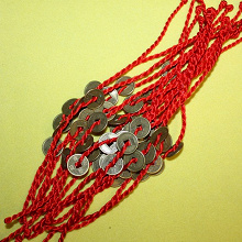 Отдается в дар Китайский сувенир, монетки на верёвочки.