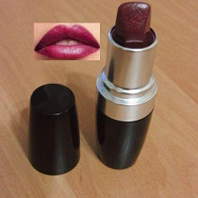 Отдается в дар Губная помада «Мегацвет» (Ultra Color Rich Mega Impact) Avon, цвет divine wine