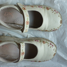 Отдается в дар Красивые детские туфельки белого цвета.