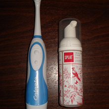 Отдается в дар Электрическая зубная щетка и очищающая пенка для зубов и десен