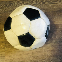 Отдается в дар Детский футбольный мяч.