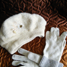 Отдается в дар Белый берет и перчатки