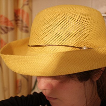 Отдается в дар Желтая плетённая шляпа.