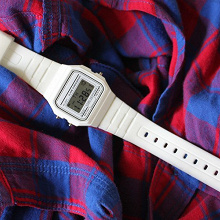 Отдается в дар белые электронные наручные часы