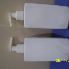 Отдается в дар белые пластиковые флаконы с дозаторами для ХМ