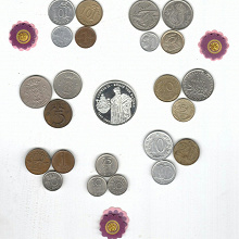 Отдается в дар монеты много разных и 1 жетон + бонус
