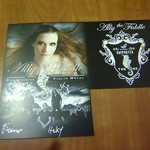 Отдается в дар Открытка с автографом группы Ally The Fiddle и наклейка-логотип