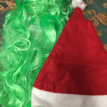 Отдается в дар Зеленый парик и новогодняя шапка