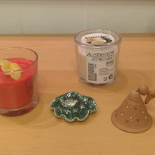 Отдается в дар Приятные мелочи для дома: свечи, керамический лягушонок и керамический колокольчик