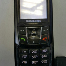 Отдается в дар Телефон с зарядкой samsung E250