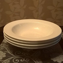 Отдается в дар глубокие тарелки белые 4 шт.
