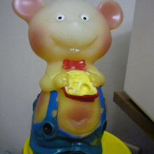 Отдается в дар Резиновая игрушка-мышка с сыром.
