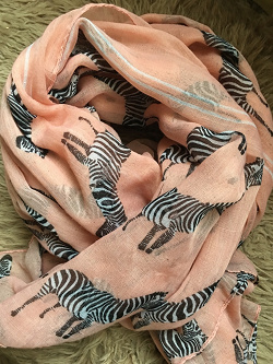 Отдается в дар «Весёлый шарф с зебрами»