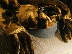 Отдается в дар «Комплект зимний, новый: кепка и шарф из искусственного меха с нюансом.»
