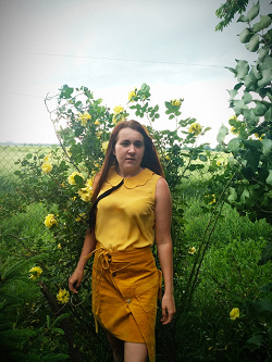 Отдается в дар «Желтая вельветовая юбка»