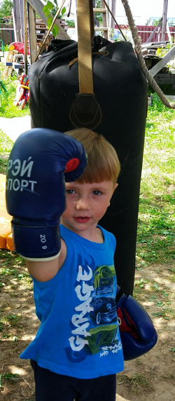 Отдается в дар «Детские боксерские перчатки, 6 OZ»