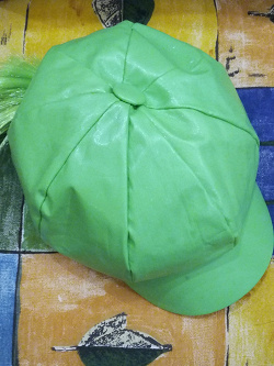 Отдается в дар «Зелёная кепи с косой — тем, кто косой (:»