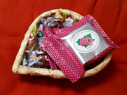 Отдается в дар «Корзиночка-конфетница плетеная с конфетами»
