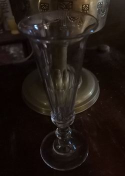Отдается в дар «2 хрустальные вазы и стеклянный фужер СССР»