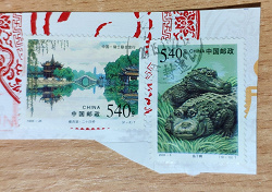 Отдается в дар «Китайские марки с нескольких конвертов.»