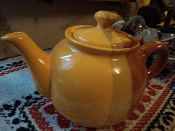 Отдается в дар «Чайник керамический желто-коричневый»