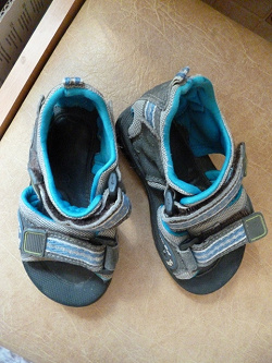 Отдается в дар «обувь детская-лето»