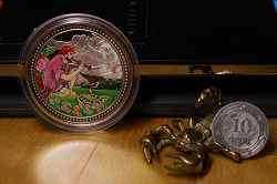 Отдается в дар «13 цветных монет со змейками.Новогодние, Китайские.»