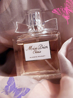 Отдается в дар «Женские духи Miss Dior Cherie»